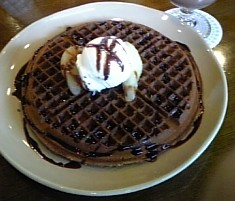 チョコレートワッフル。上に乗ったアイスクリームも濃厚で美味しかったなぁ！'%><%=image 0, '南京町の入り口付近〜♪