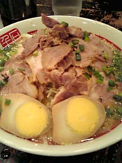 新ラーメン(名前失念)。甘めのチャーシューがうまーい！'%></img><%=image 1, '定番の全部乗せ。海苔にモヤシに、チャーシューに、角煮に、鶏肉に、なんだかんだ〜と乗っけもり