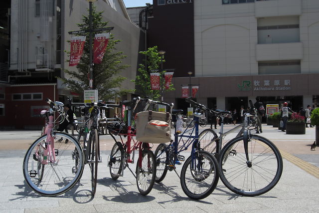 秋葉原駅をバックに5台