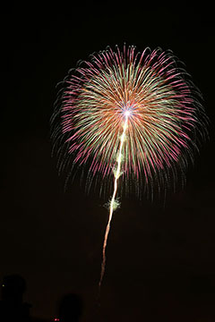 尺玉！'%><%=image 1,'後半は低い雲が下りてきて、不思議な花火に