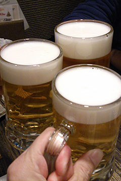 まずは乾杯。4人だったのですが、1人遅れてくるので、まずは3人で'%></img><BR /><%=image 1,'お通し。5品もあるよ！'%><BR /><%=image 2,'刺し盛り！　5品盛り！'%><BR /><%=image 3,'串カツ！'%><BR /><%=image 4,'まぐろの尾の身のステーキ'%><BR /><%=image 5,'さばふぐの唐揚げ'%><BR /><%=image 7,'豆腐の味噌漬け？'%><BR /><%=image 8,'鍋！'%><BR /><%=image 9,'いかげそ肝焼