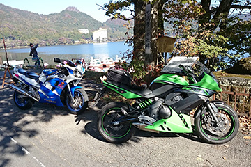 NINJA400RとGSX1100'%></img><br></br><%=image 1,'榛名湖と榛名山