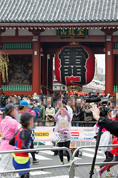 東京マラソン・雷門'%><br /><%=image 2,'東京マラソン・朱美ちゃん'%><br /><%=image 3,'東京マラソン・めいどさん